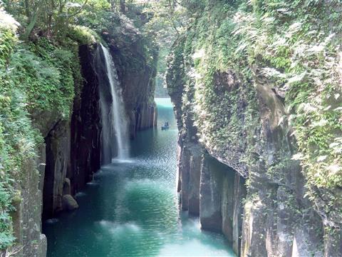 2日目は日帰りで秘境高千穂峡へご案内いたします